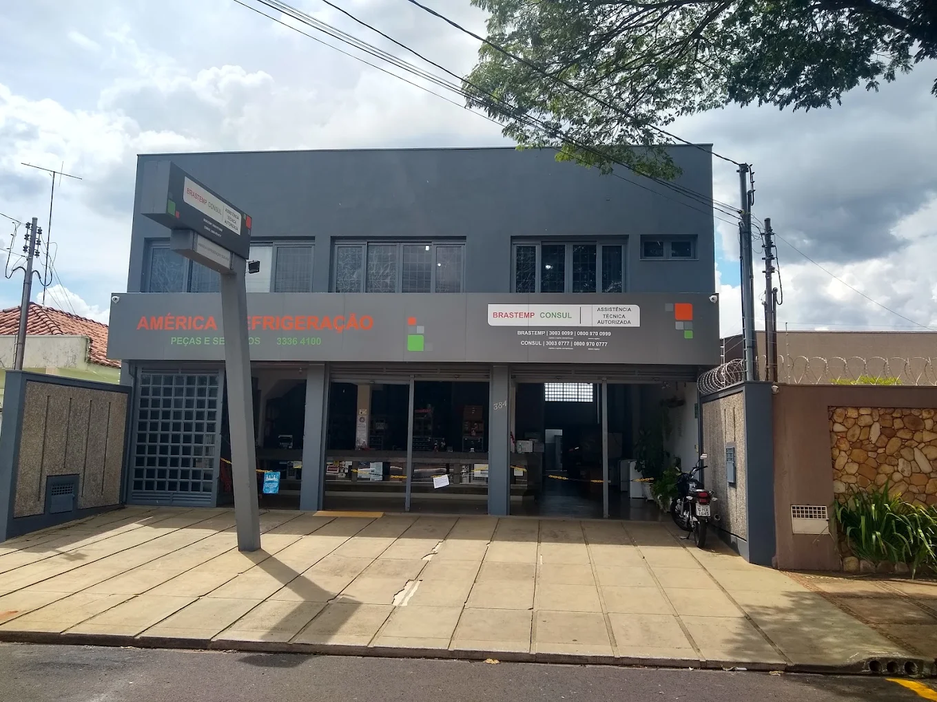 Fachada da loja América Refrigeração em Uberaba - autorizada Brastemp, Consul e KitchenAid