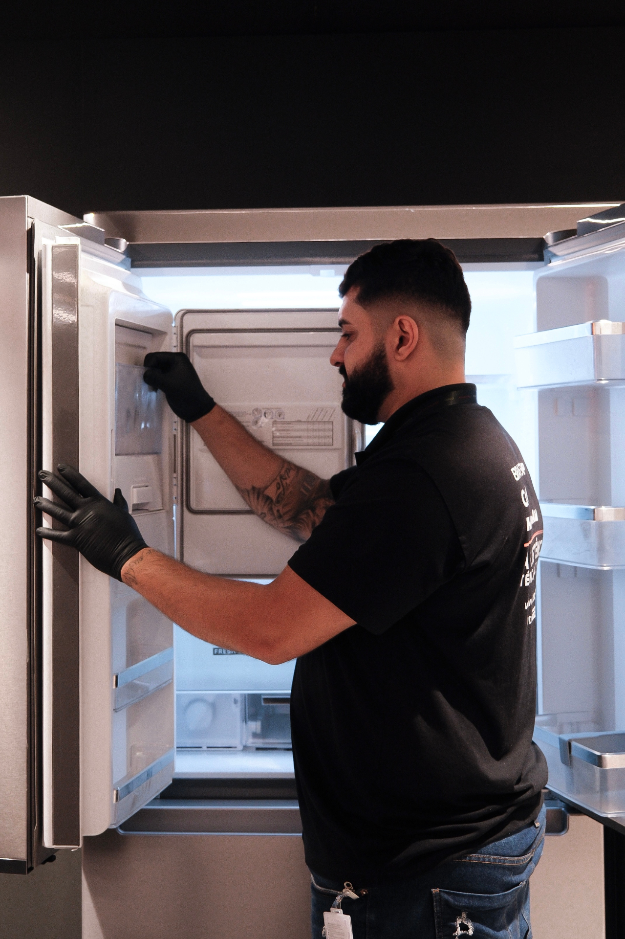 Técnico da América Refrigeração realizando atendimento em geladeira em Uberaba